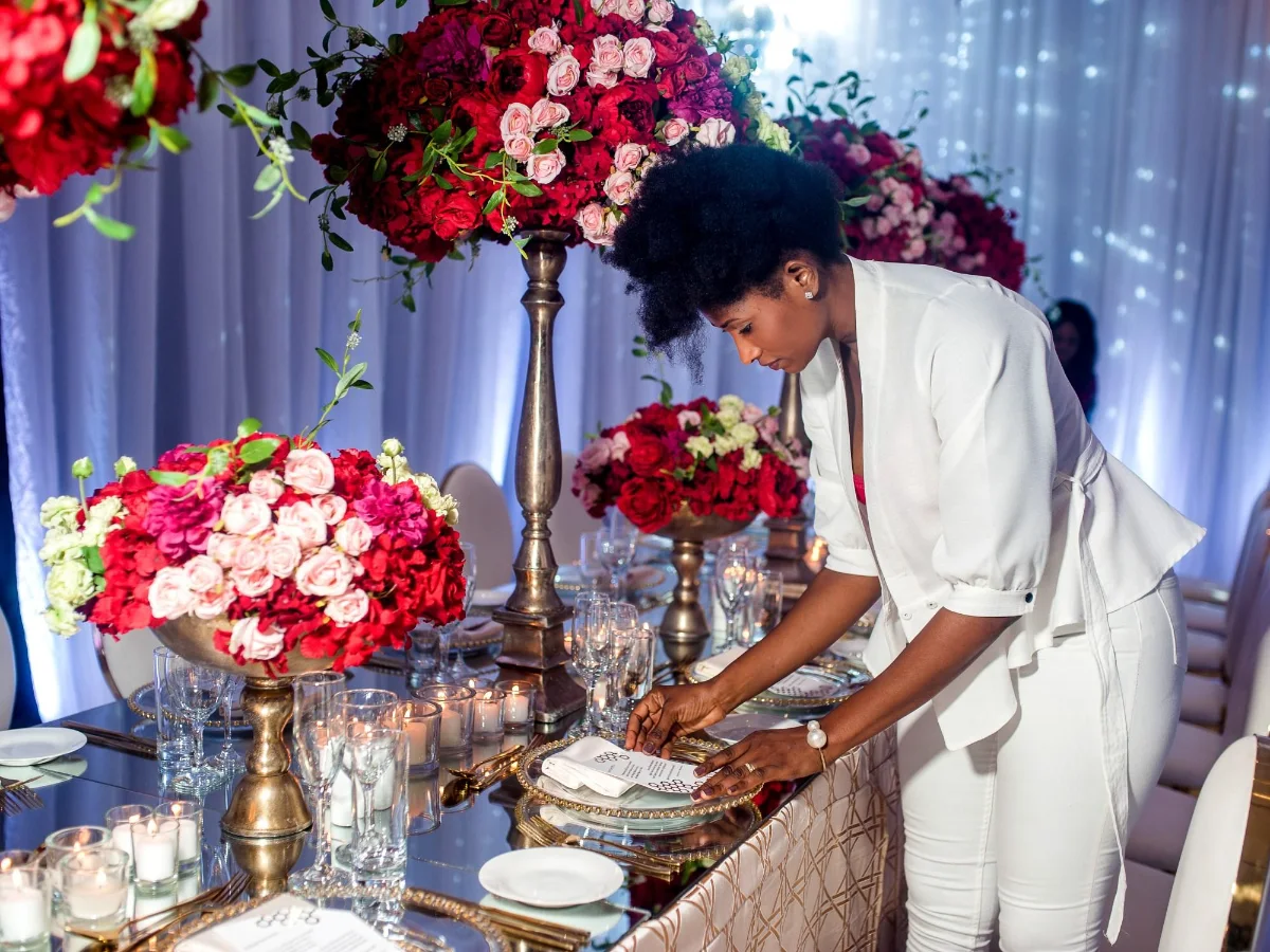 Décoratrice dressant une table de réception