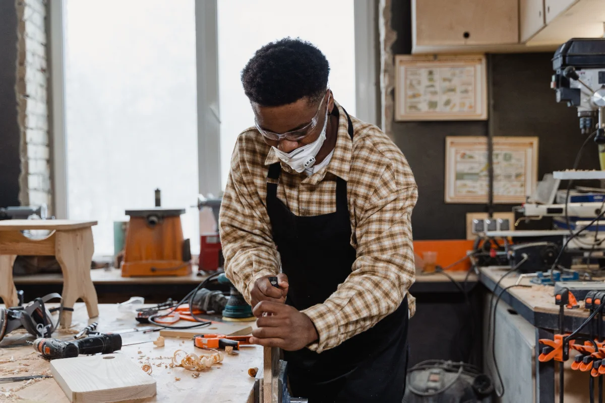 Menuisier au travail dans son atelier