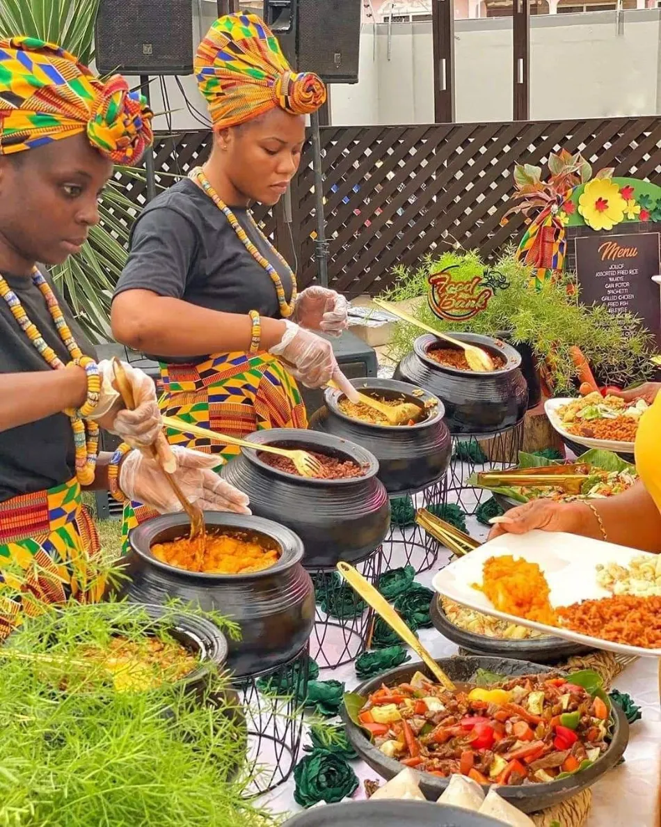 Traiteur servant un buffet ivoirien